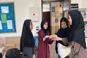 توزیع نان کامل در مدرسه شبانه‌روزی محدثه شهرستان کوار