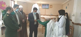 بازدید مسوولان شهرستان کوار از کارگاه جهادی دوخت گان لباس پزشکی در روستای دولت آباد منطقه فرمشکان